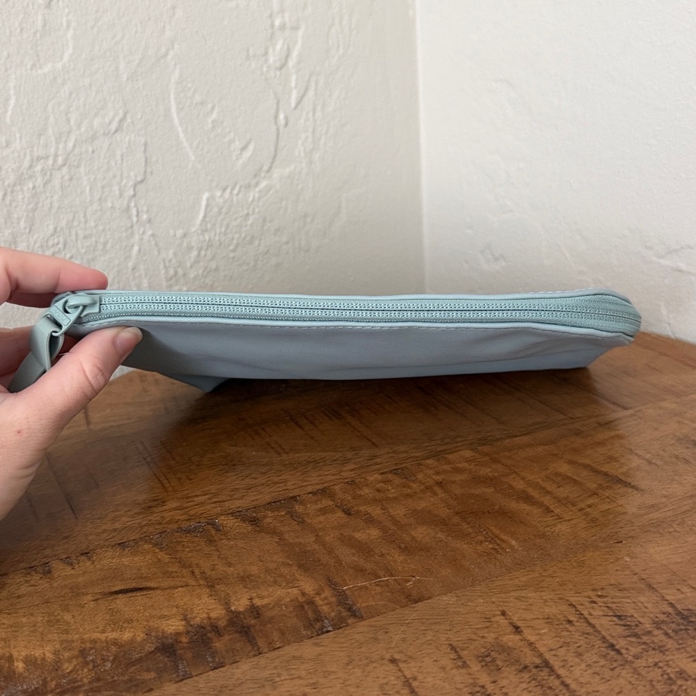 Gymshark Sky Blue Accessory Bag - Picture 4 of 5